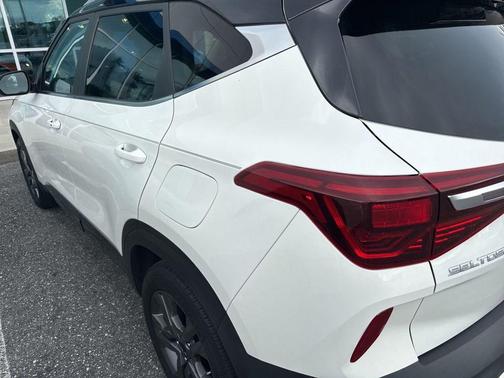 Clear White / Black Roof 2023 Kia Seltos S