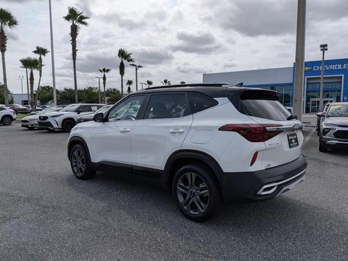 Clear White 2023 Kia Seltos S