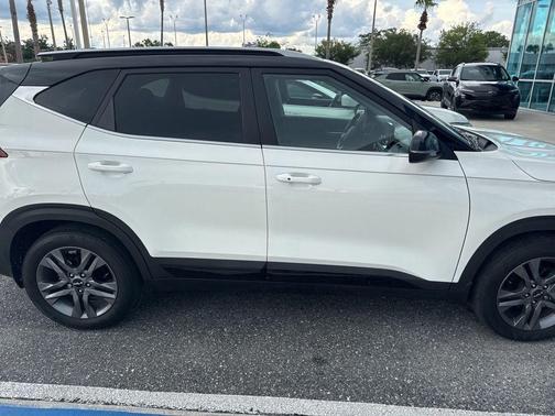 Clear White / Black Roof 2023 Kia Seltos S