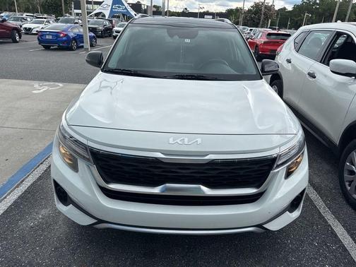 Clear White / Black Roof 2023 Kia Seltos S