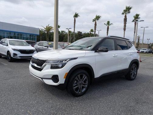 Clear White 2023 Kia Seltos S