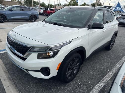 Clear White / Black Roof 2023 Kia Seltos S