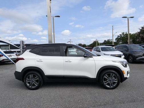 Clear White 2023 Kia Seltos S