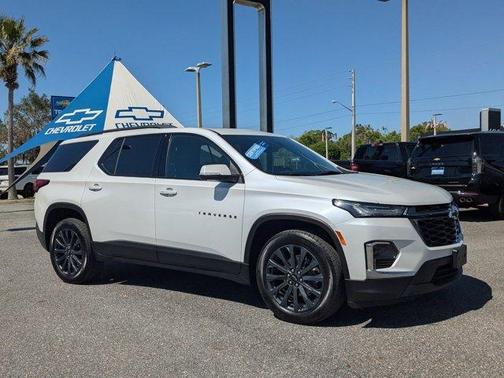 Iridescent Pearl Tricoat 2023 Chevrolet Traverse RS