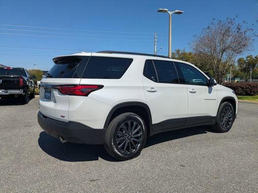 Iridescent Pearl Tricoat 2023 Chevrolet Traverse RS