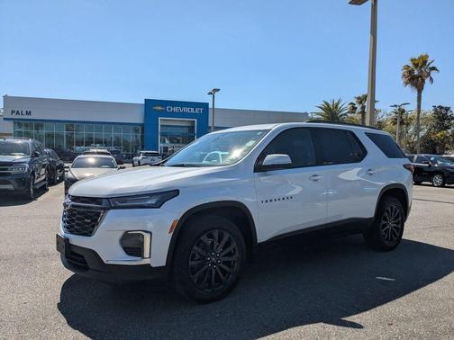 Iridescent Pearl Tricoat 2023 Chevrolet Traverse RS