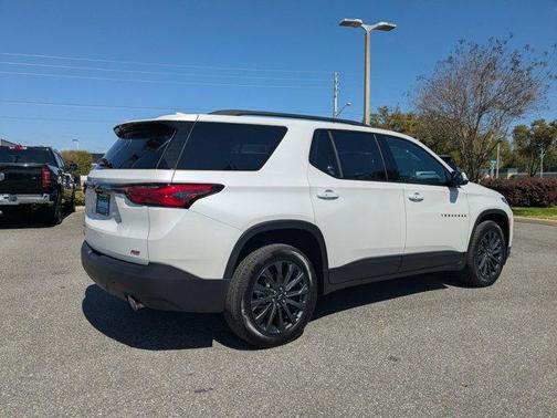 Iridescent Pearl Tricoat 2023 Chevrolet Traverse RS