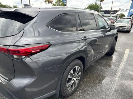 Magnetic Gray Metallic 2023 Toyota Highlander XLE