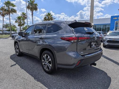 Magnetic Gray Metallic 2023 Toyota Highlander XLE