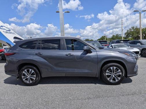 Magnetic Gray Metallic 2023 Toyota Highlander XLE