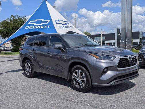 Magnetic Gray Metallic 2023 Toyota Highlander XLE