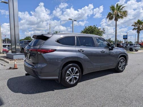 Magnetic Gray Metallic 2023 Toyota Highlander XLE