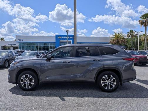 Magnetic Gray Metallic 2023 Toyota Highlander XLE