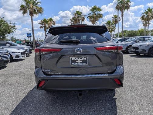 Magnetic Gray Metallic 2023 Toyota Highlander XLE