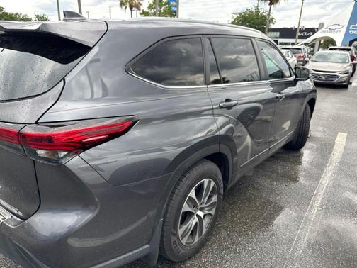 Silver 2023 Toyota Highlander XLE