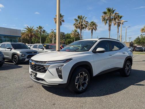 Summit White 2025 Chevrolet Trax LT