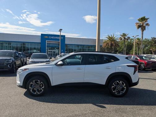 Summit White 2025 Chevrolet Trax LT