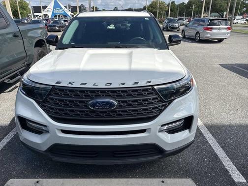 Star White 2022 Ford Explorer XLT