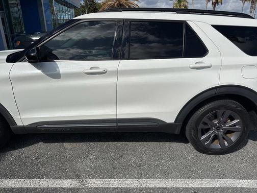 Star White 2022 Ford Explorer XLT