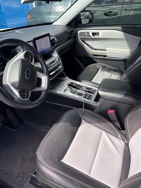 Star White 2022 Ford Explorer XLT