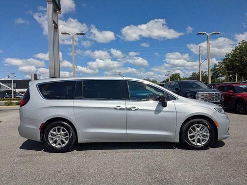 Silver Mist Clearcoat 2024 Chrysler Pacifica Touring-L