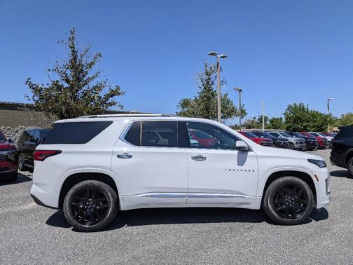 Summit White 2023 Chevrolet Traverse Premier