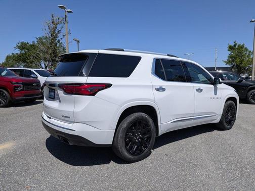 Summit White 2023 Chevrolet Traverse Premier