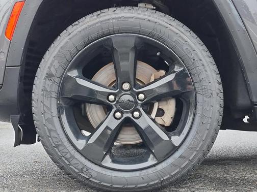 Metallic 2023 Jeep Grand Cherokee L Limited
