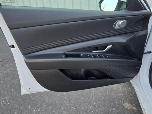 White 2024 Hyundai ELANTRA Limited