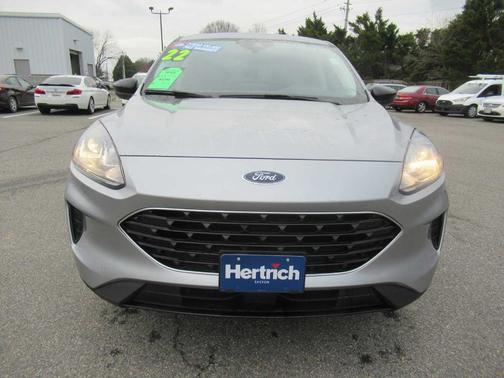 Iconic Silver Metallic 2022 Ford Escape SE