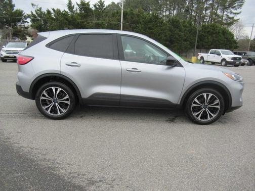Iconic Silver Metallic 2022 Ford Escape SE