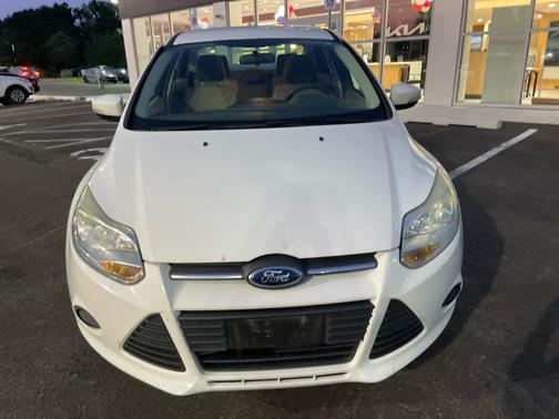 Oxford White 2014 Ford Focus SE