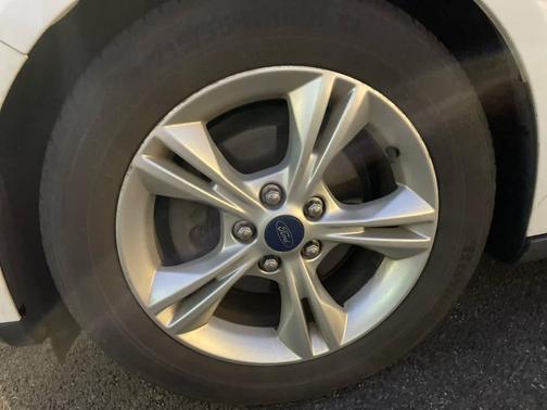 Oxford White 2014 Ford Focus SE