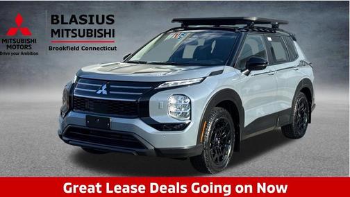 Moonstone Gray / Black Roof 2026 Mitsubishi Outlander Trail Edition
