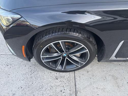 Black Sapphire Metallic 2021 BMW 750 i xDrive