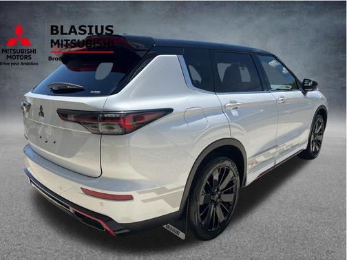 White Diamond / Black 2026 Mitsubishi Outlander Ralliart