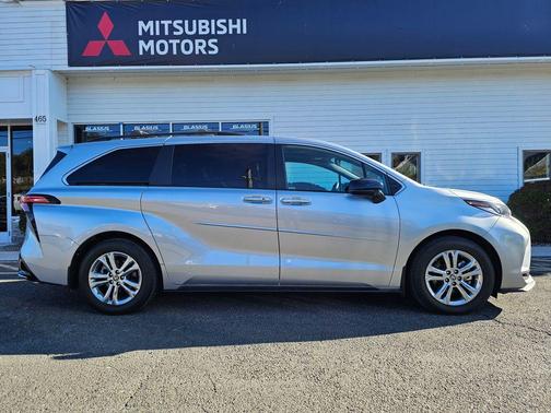 2022 Toyota Sienna XSE 7 Passenger