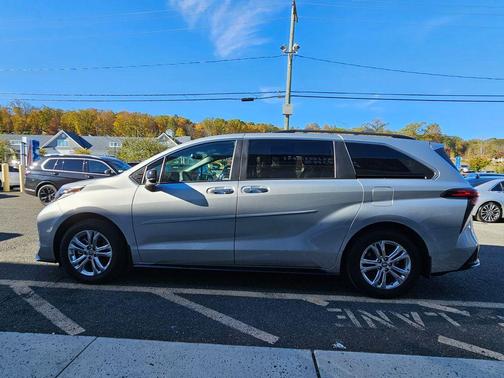 2022 Toyota Sienna XSE 7 Passenger