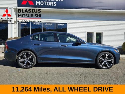 2023 Volvo S60 B5 Plus Dark Theme