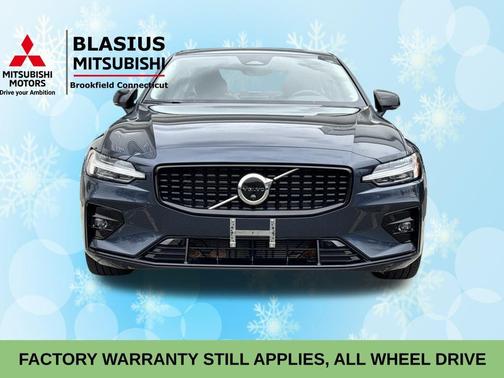 2023 Volvo S60 B5 Plus Dark Theme