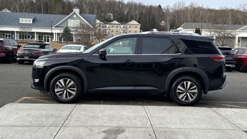 2023 Nissan Pathfinder SL