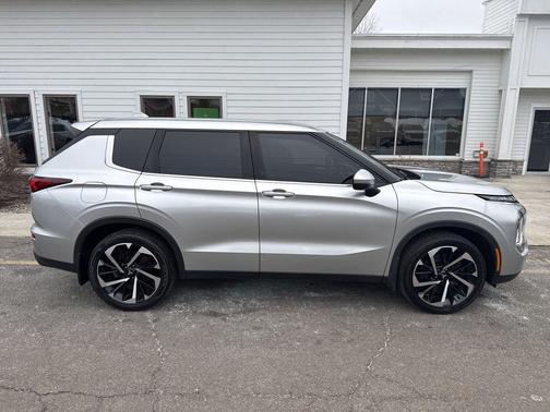 Silver 2022 Mitsubishi Outlander ES