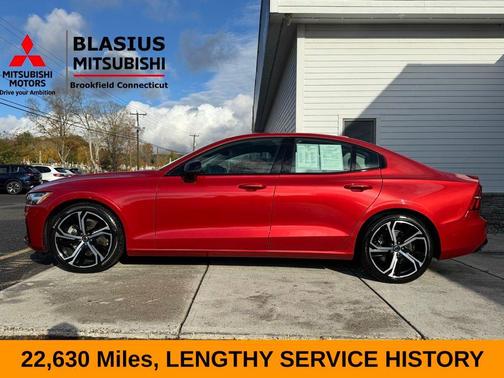 2023 Volvo S60 B5 Plus Dark Theme
