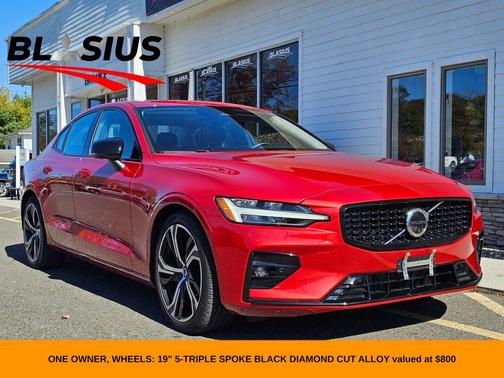 2023 Volvo S60 B5 Plus Dark Theme