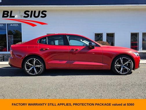 2023 Volvo S60 B5 Plus Dark Theme