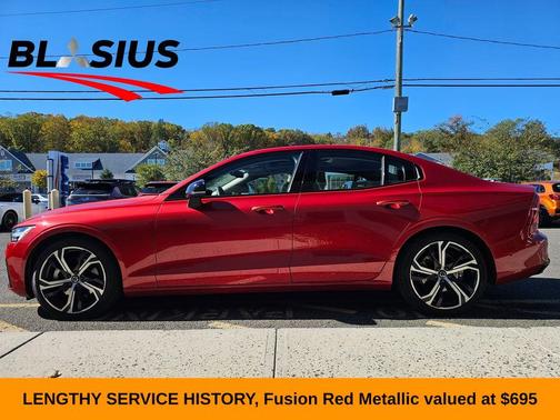 2023 Volvo S60 B5 Plus Dark Theme