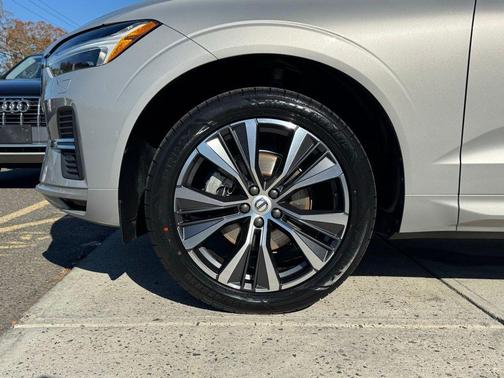 2022 Volvo XC60 B5 Momentum