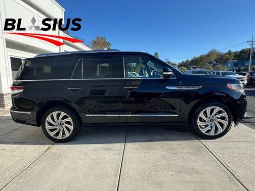 2022 Lincoln Navigator Standard