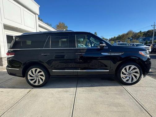2022 Lincoln Navigator Standard