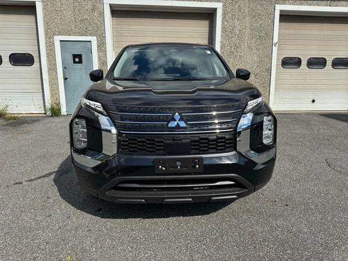 Labrador Black Pearl 2025 Mitsubishi Outlander PHEV ES
